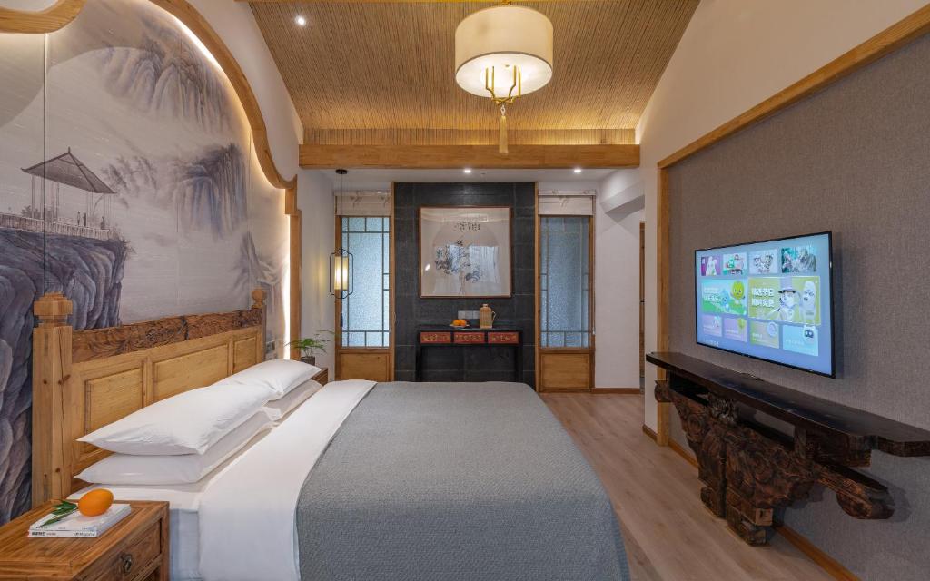 TV a/nebo společenská místnost v ubytování Lijiang Zen Garden Hotel