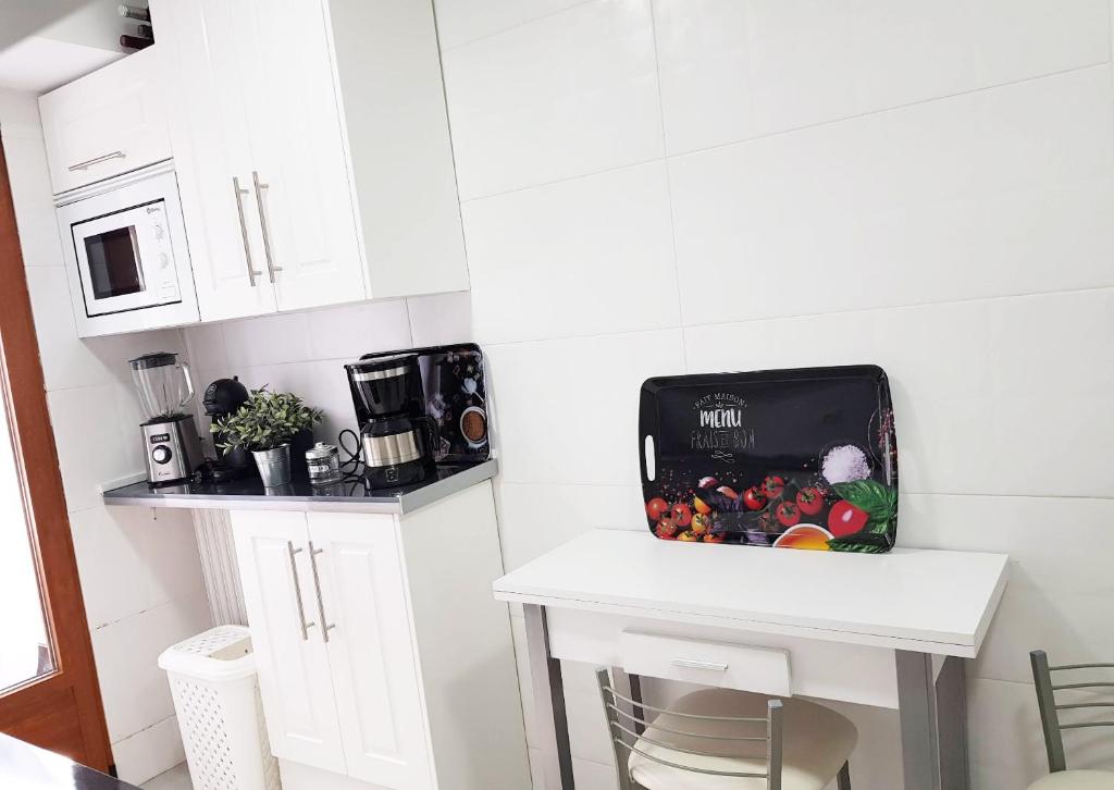 Kuchyňa alebo kuchynka v ubytovaní Hervas Centro Apartamento IDEAL FAMILIAS 6 adultos y 2 niños-