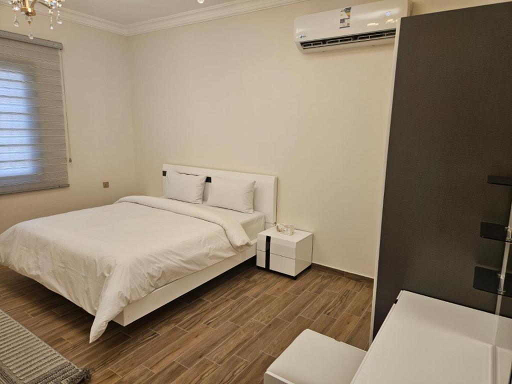 A bed or beds in a room at فندق السد الخليجى