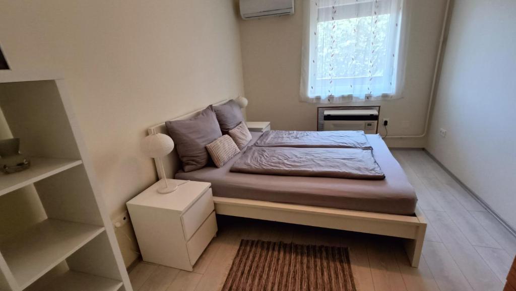 Posteľ alebo postele v izbe v ubytovaní NewIsland Family Apartman