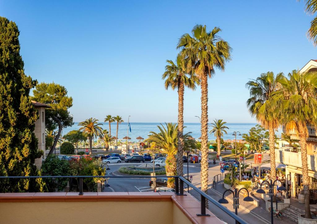 widok na ulicę z palmami i ocean w obiekcie Discover Tortoreto w mieście Tortoreto Lido