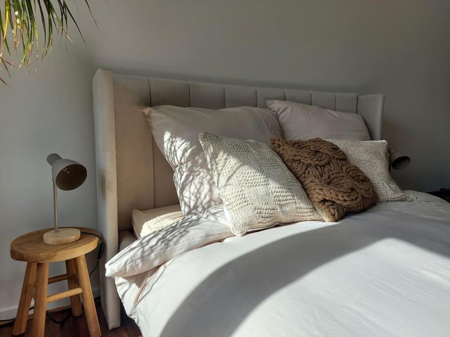 Postel nebo postele na pokoji v ubytování Design Apartment Nähe Düsseldorf