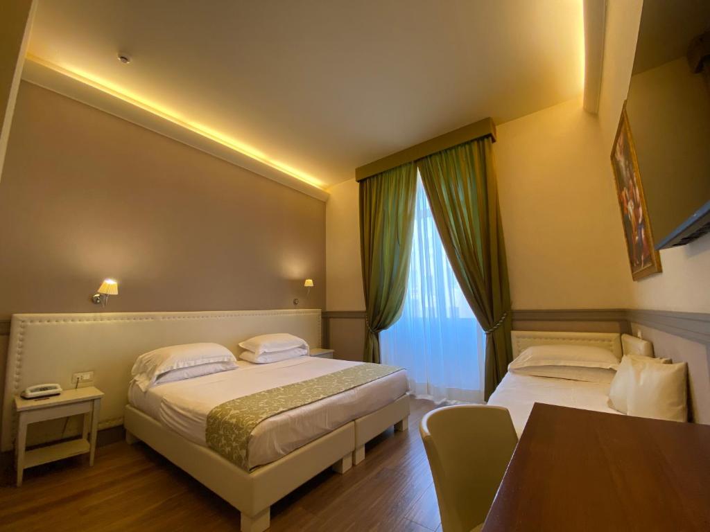 Postel nebo postele na pokoji v ubytování Basilica Hotel