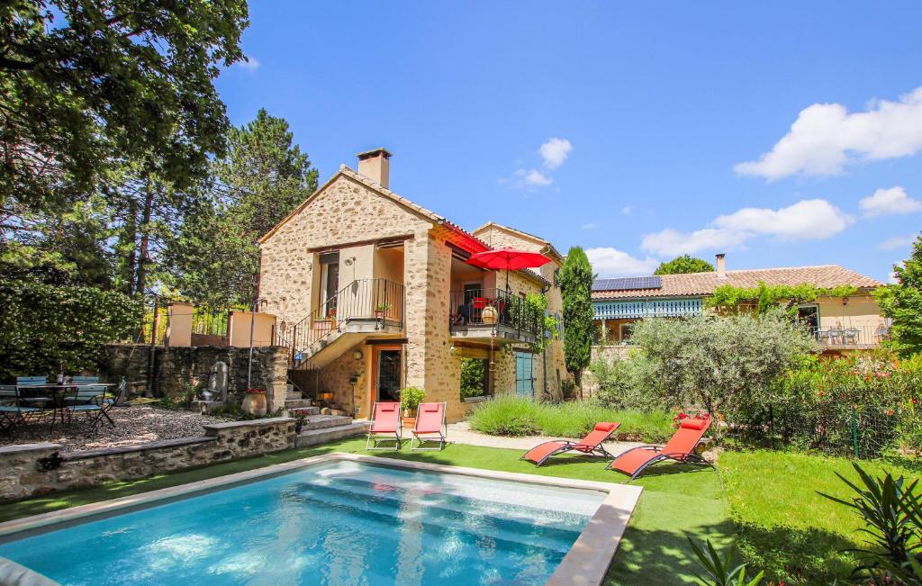 ein Haus mit einem Swimmingpool im Hof in der Unterkunft Beautiful Home In Colonzelle in Colonzelle