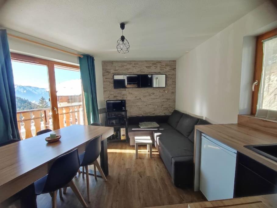 Kuchyň nebo kuchyňský kout v ubytování Appartement Portes du Soleil à Le Biot avec ménage et WIFI inclus