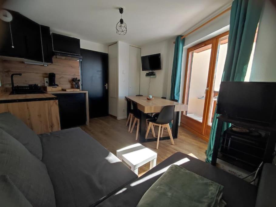 Kuchyň nebo kuchyňský kout v ubytování Appartement Portes du Soleil à Le Biot avec ménage et WIFI inclus
