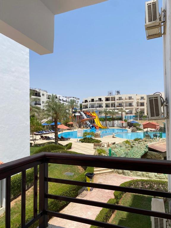 Bazén v ubytování Jasmine Resort & Aqua park nebo v jeho okolí