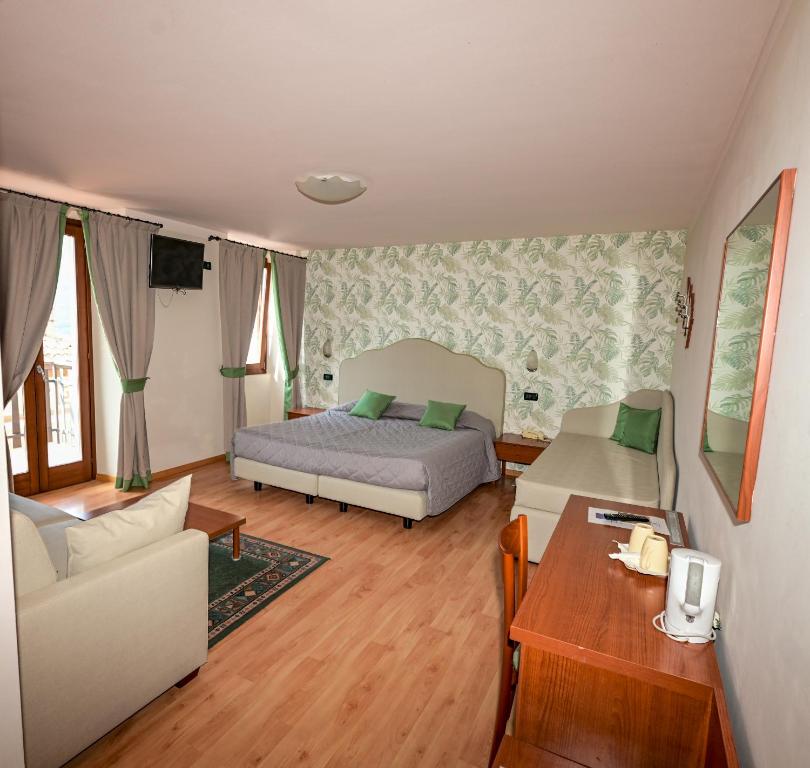 Postel nebo postele na pokoji v ubytování Hotel La Fenice e Sole