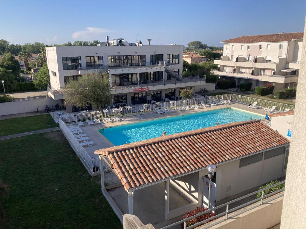 une vue aérienne d'un immeuble avec piscine dans l'établissement Sol-y-Days Cap Camargue duplex et piscine, au Grau-du-Roi