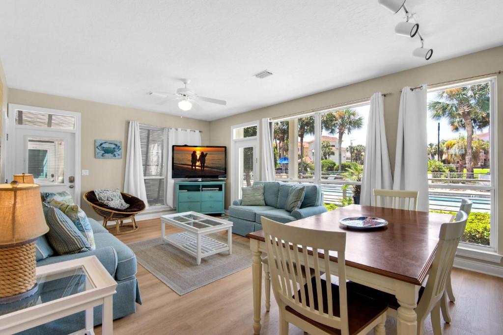 una sala de estar con una mesa y un sofá en Destiny Beach Villas #11B- Beach Oasis, en Destin