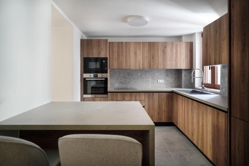 Kuchyň nebo kuchyňský kout v ubytování Plaka House - Boutique Apartments