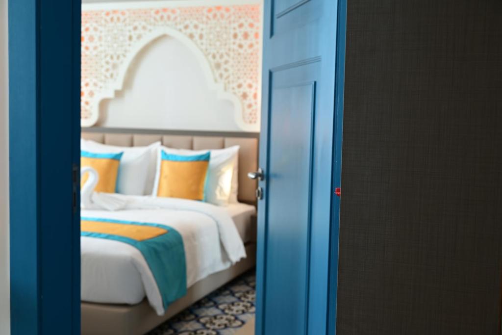 Postel nebo postele na pokoji v ubytování Central Inn Souq Waqif