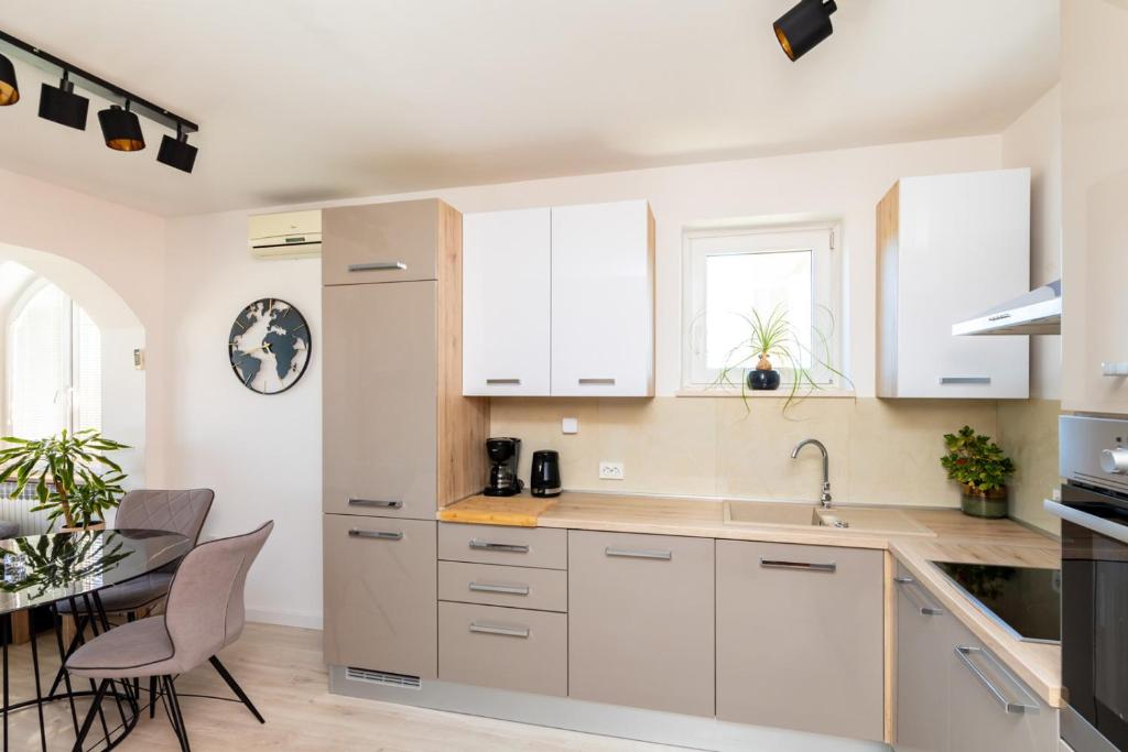 Kuchyň nebo kuchyňský kout v ubytování Apartment Meri