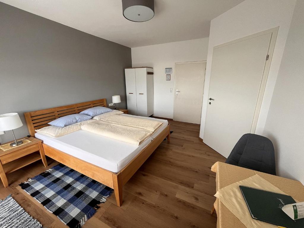 Postel nebo postele na pokoji v ubytování Gasthaus Donaublick