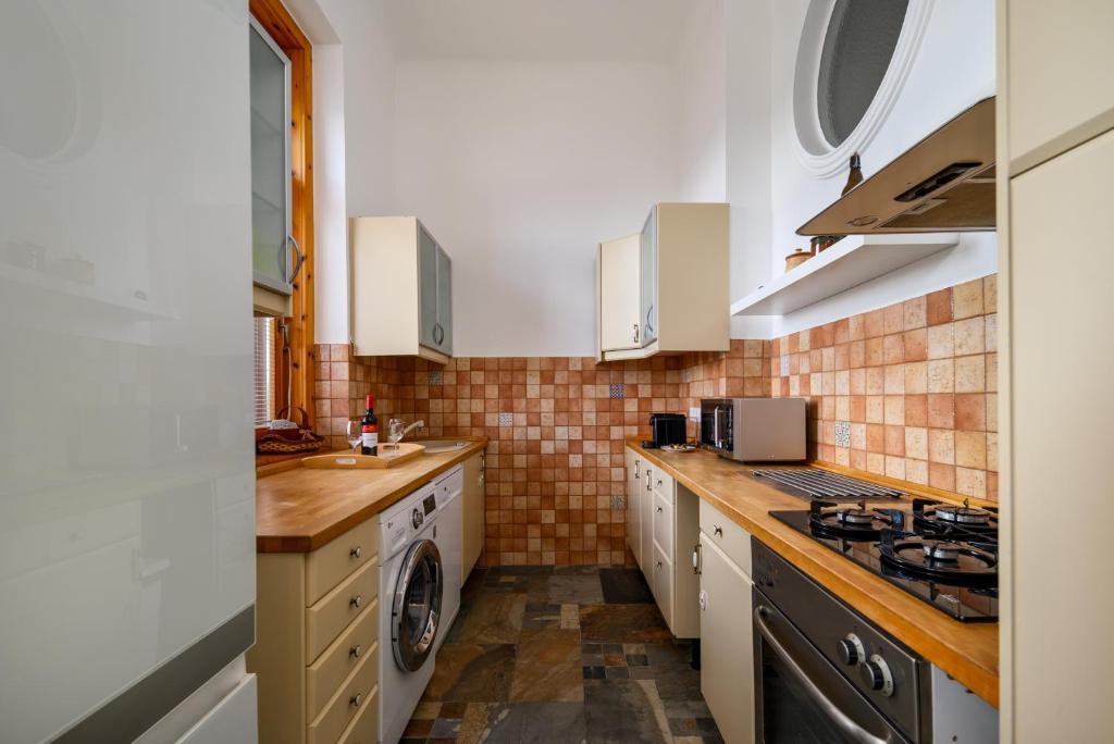 Kuchyň nebo kuchyňský kout v ubytování Rustic Downtown Apartment 106 m2