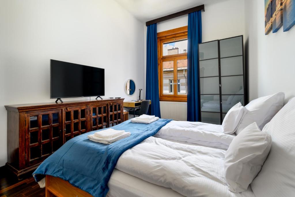 Postel nebo postele na pokoji v ubytování Rustic Downtown Apartment 106 m2
