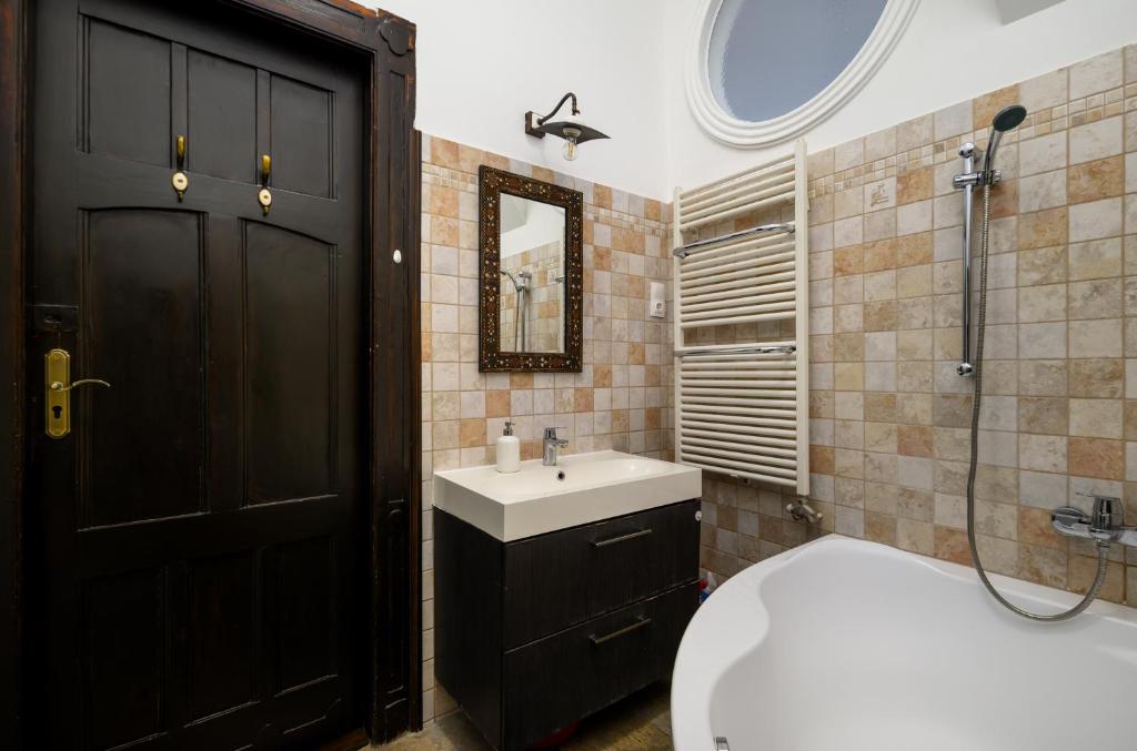 Koupelna v ubytování Rustic Downtown Apartment 106 m2