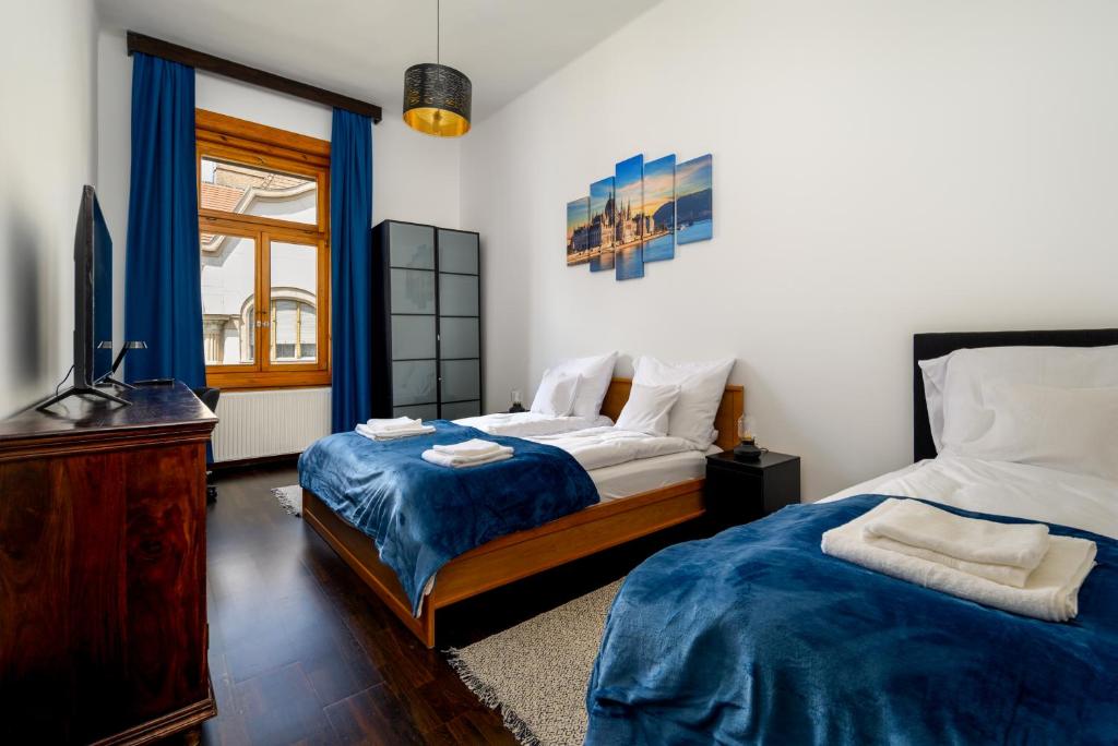 Postel nebo postele na pokoji v ubytování Rustic Downtown Apartment 106 m2