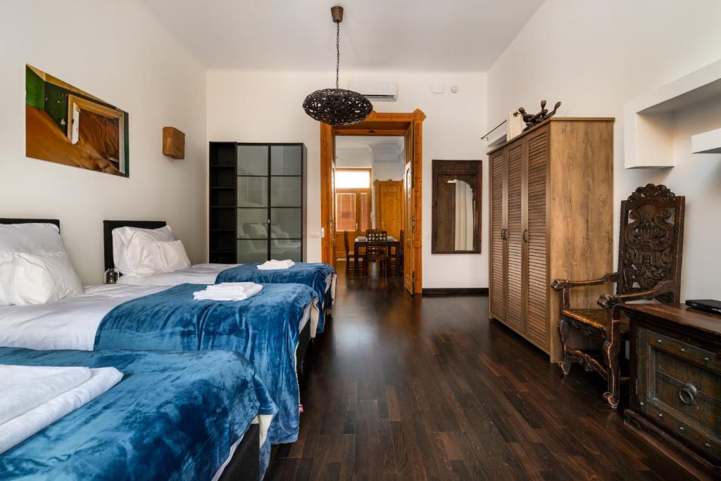 Postel nebo postele na pokoji v ubytování Rustic Downtown Apartment 106 m2
