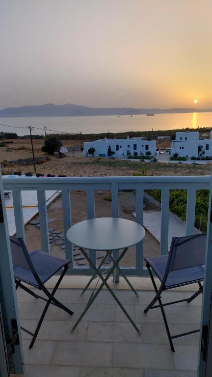 Zdjęcie z galerii obiektu Plaka's Petite seaside view w mieście Plaka