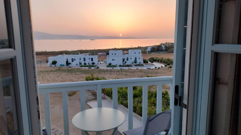 Zdjęcie z galerii obiektu Plaka's Petite seaside view w mieście Plaka