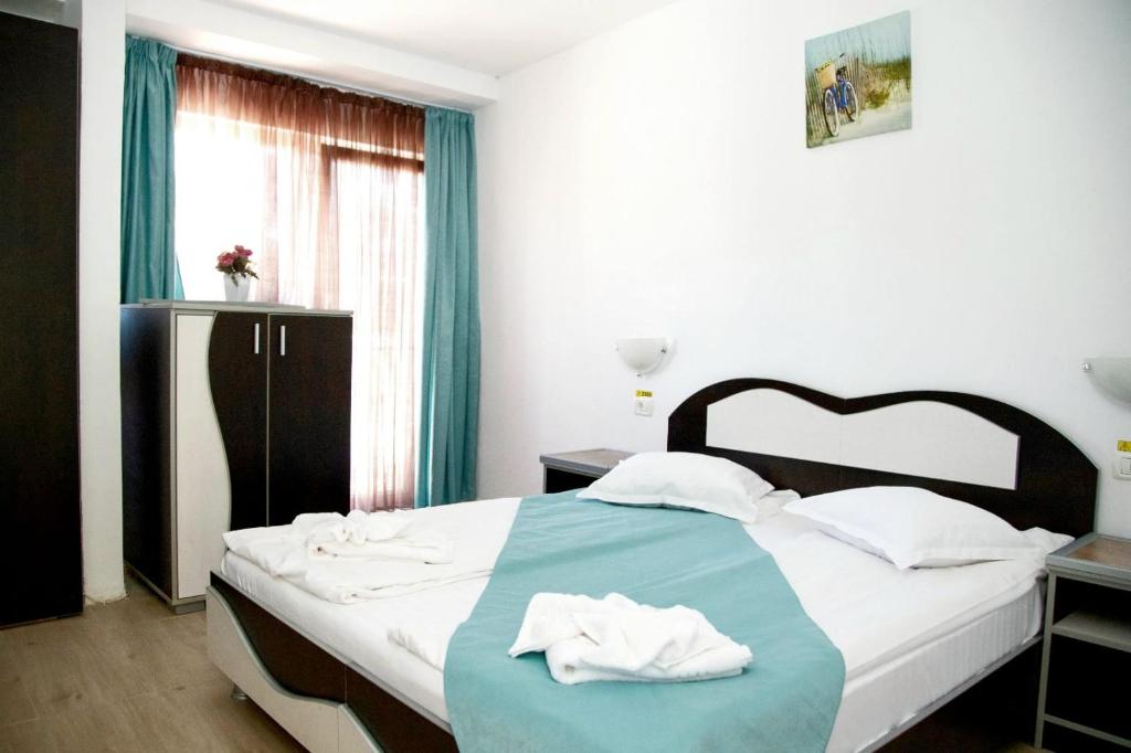 Un pat sau paturi într-o cameră la Hotel Iulia Resort