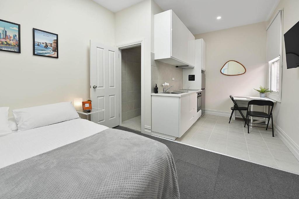 53CR8 - Brand New Apt Nxt 2 RMIT! AC, Smart TV