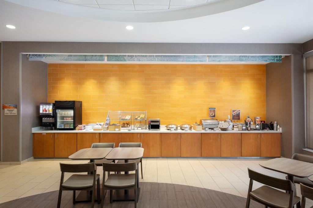 Příslušenství pro přípravu čaje a kávy v ubytování SpringHill Suites by Marriott Grand Junction Downtown/Historic Main Street