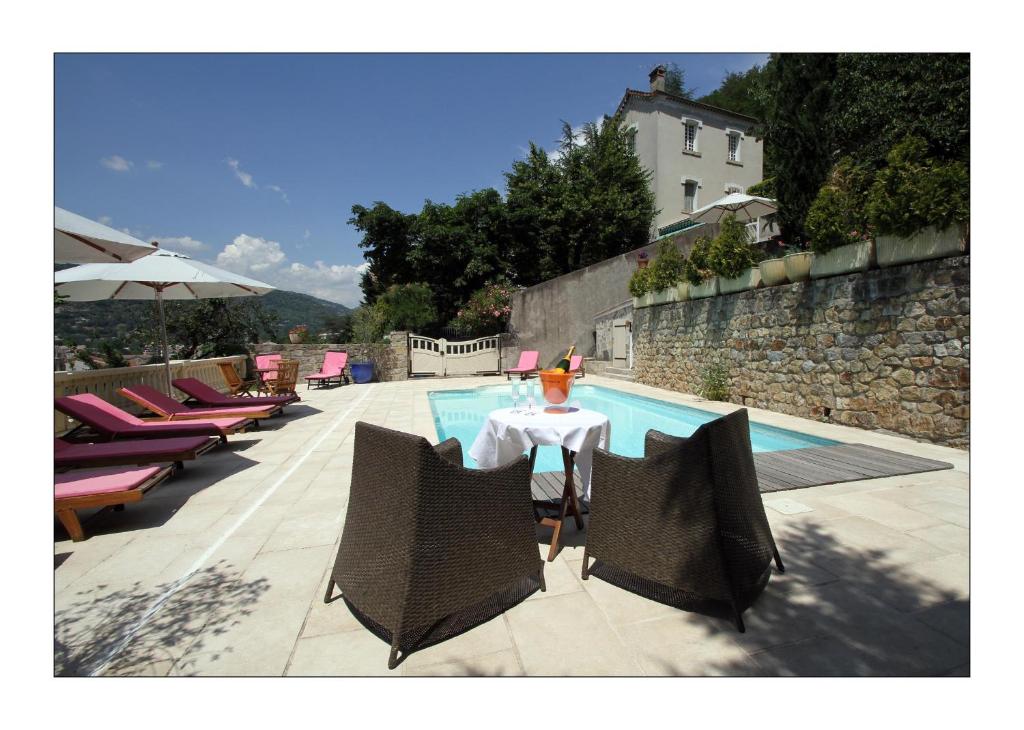 Bazén v ubytování Villa Aimée Luxury Apartments with Heated Pool nebo v jeho okolí