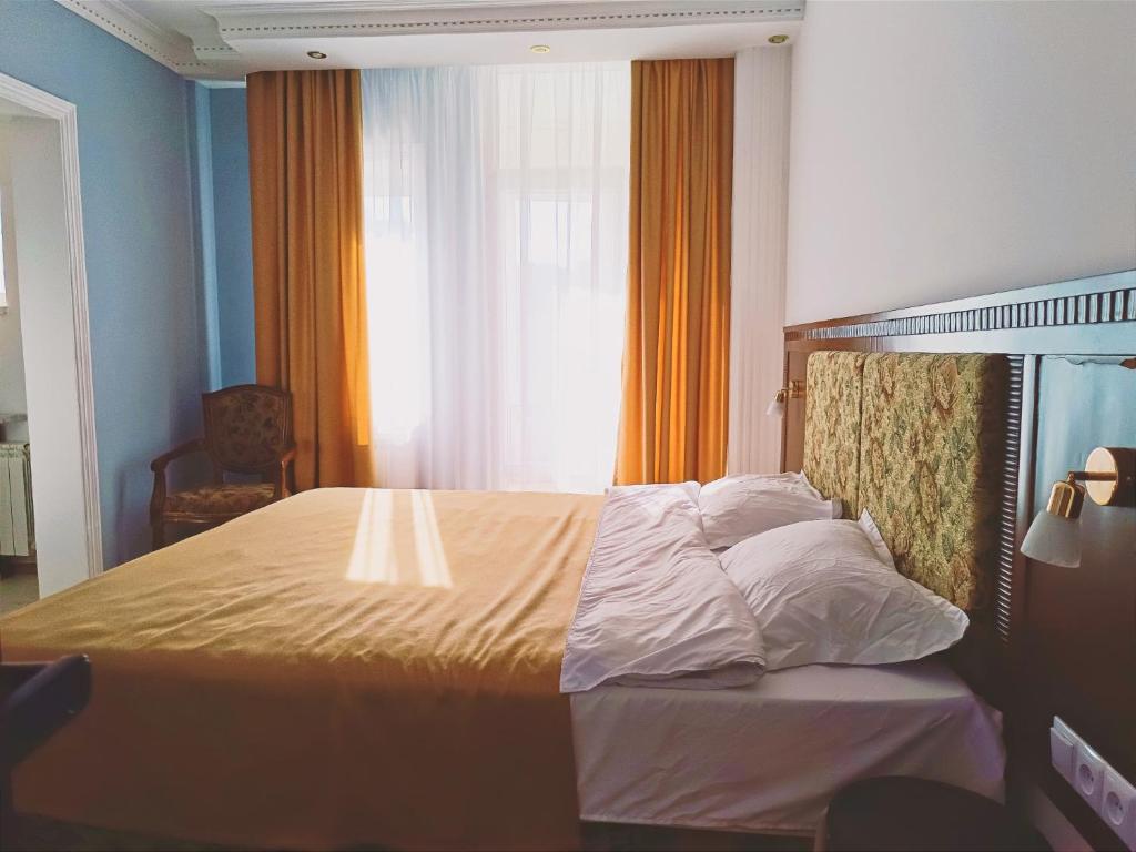 アスタナにあるMini Hotel "Arystan" в самом центре столицыのベッドルーム1室(窓の前に大型ベッド1台付)