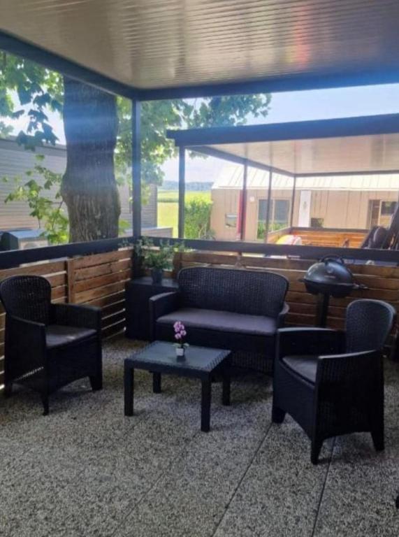 Posezení v ubytování BIG BERRY KOLPA - KIWI mobile house, Metlika