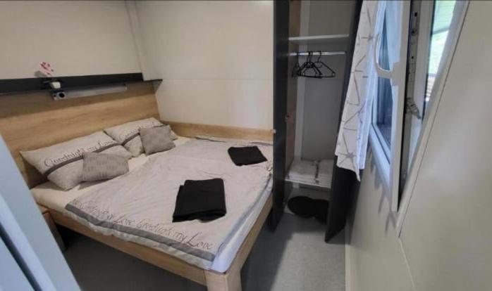 Postel nebo postele na pokoji v ubytování BIG BERRY KOLPA - KIWI mobile house, Metlika