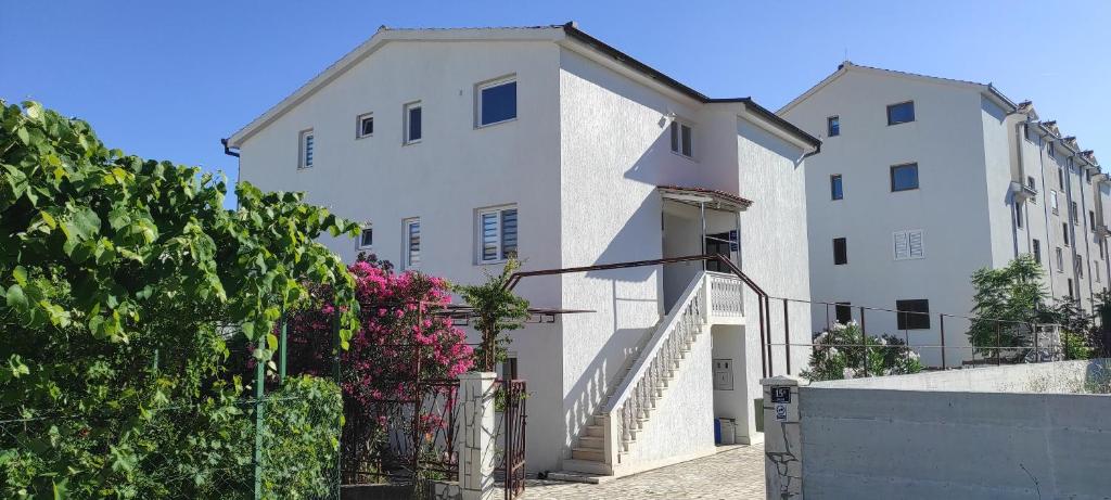 ein paar weiße Gebäude mit einem Zaun in der Unterkunft Villa Dusper in Trogir