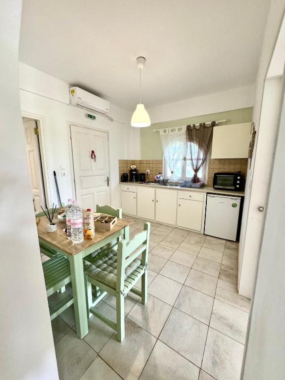 Kuchyň nebo kuchyňský kout v ubytování Sungate Villas
