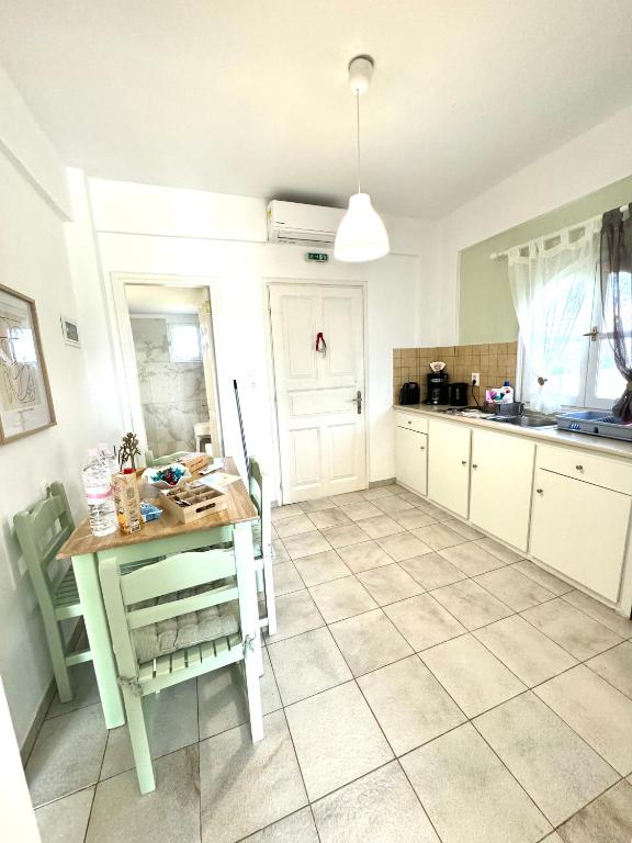 Kuchyň nebo kuchyňský kout v ubytování Sungate Villas