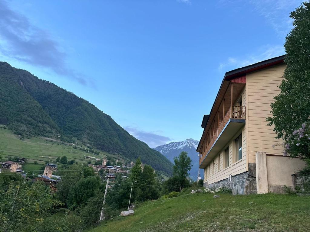 Nespecifikovaný výhled na hory nebo výhled na hory při pohledu z hotelu