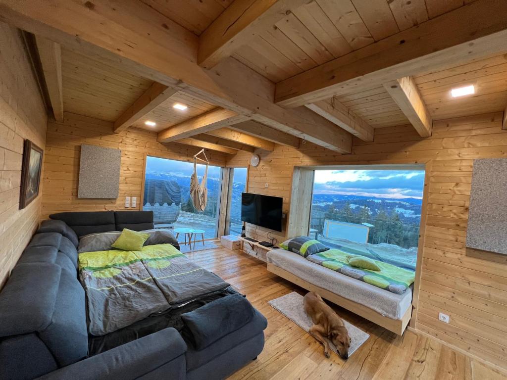un soggiorno con divano e una grande finestra di Chalet Theresa a Bad Sankt Leonhard im Lavanttal