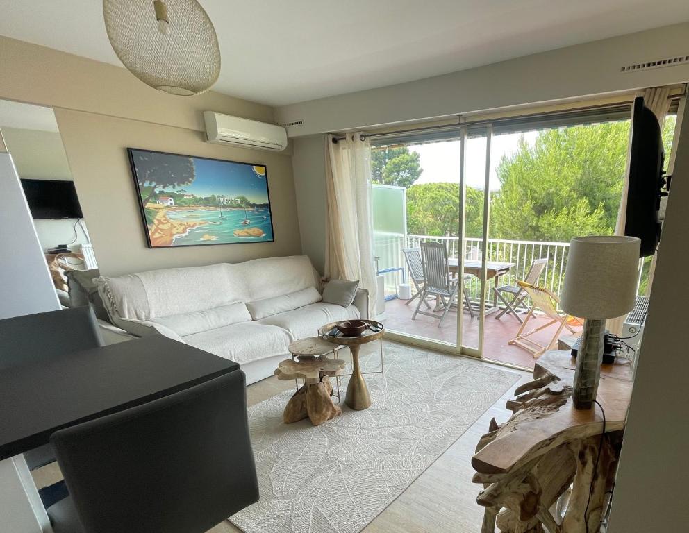 A spot of quietness at 200 m from Salis beach, Antibes (updated prices