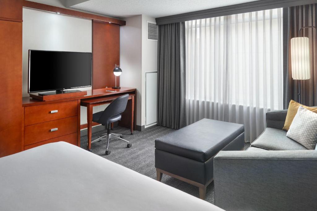 Courtyard by Marriott Washington, D.C./Foggy Bottom - King Room With Sofa Bed