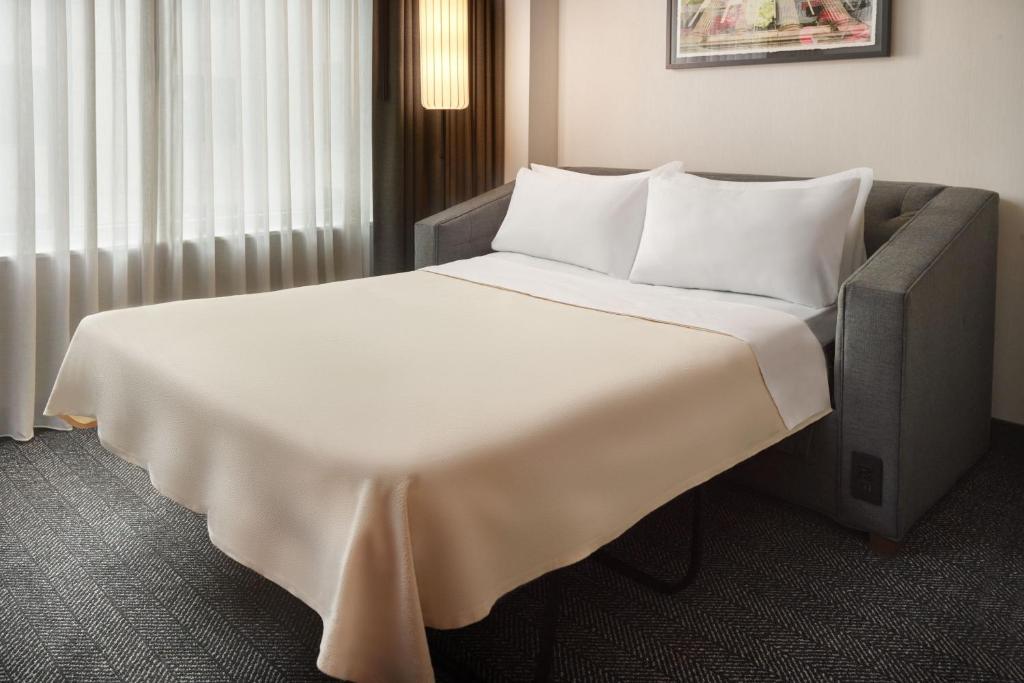 Courtyard by Marriott Washington, D.C./Foggy Bottom - King Room With Sofa Bed And Adapted Tub - Mobility And Hearing Accessible