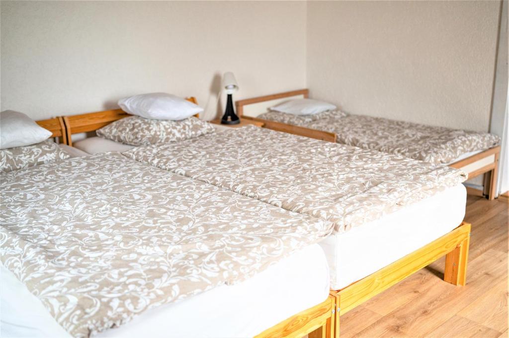 Postel nebo postele na pokoji v ubytování Chalupa pod stromy