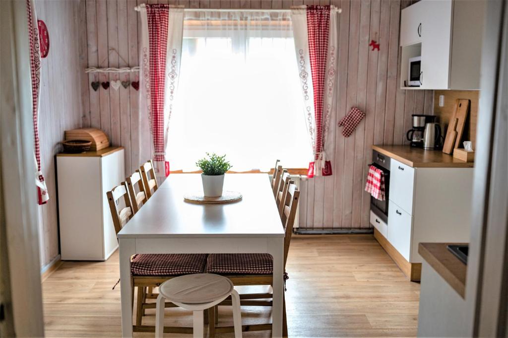 Kuchyň nebo kuchyňský kout v ubytování Chalupa pod stromy