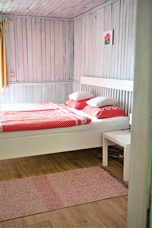 Postel nebo postele na pokoji v ubytování Chalupa pod stromy