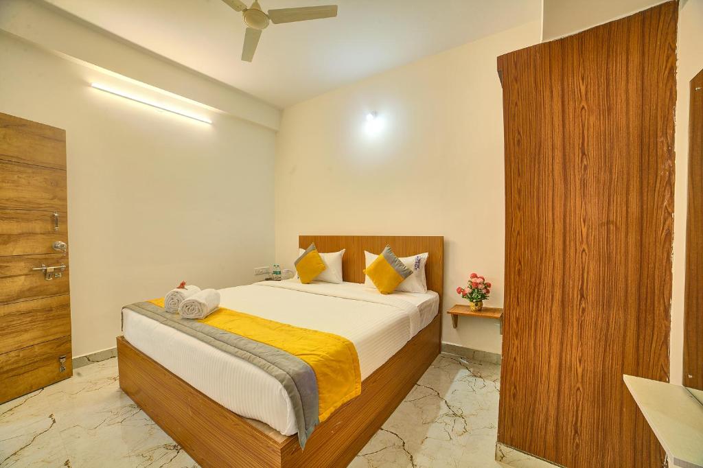 Postel nebo postele na pokoji v ubytování Hotel Airport Southgate Bangalore