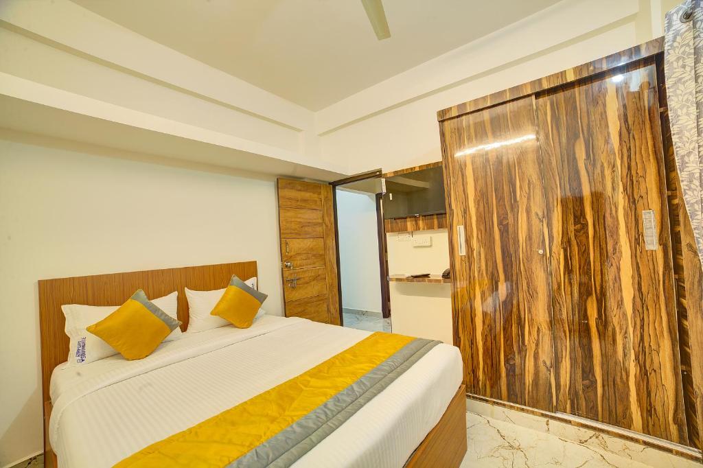 Postel nebo postele na pokoji v ubytování Hotel Airport Southgate Bangalore