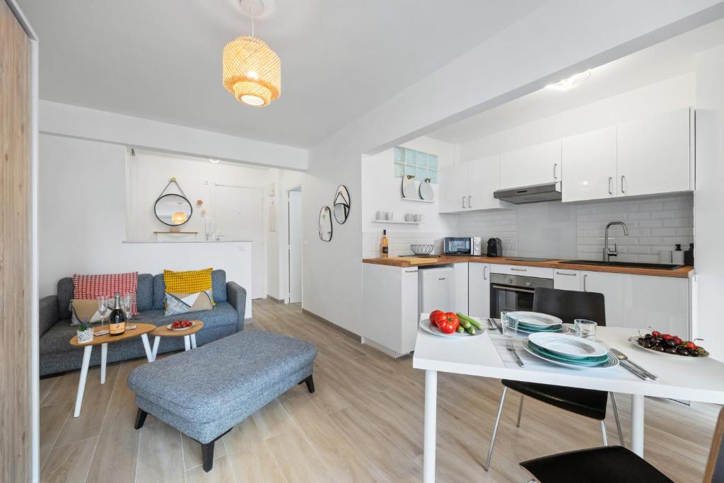une cuisine et un salon avec un canapé et une table dans l'établissement Le Mistral, à Nice