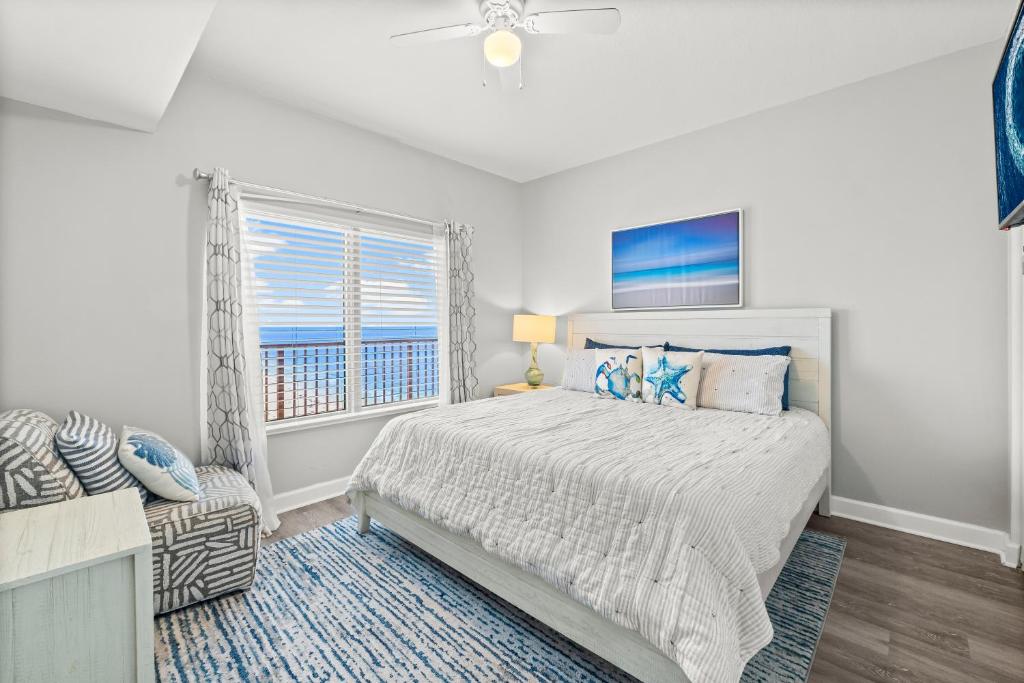 Voodi või voodid majutusasutuse Modern Beachfront Condo on the Beach Sleeps 6! by Dolce Vita Getaways PCB toas