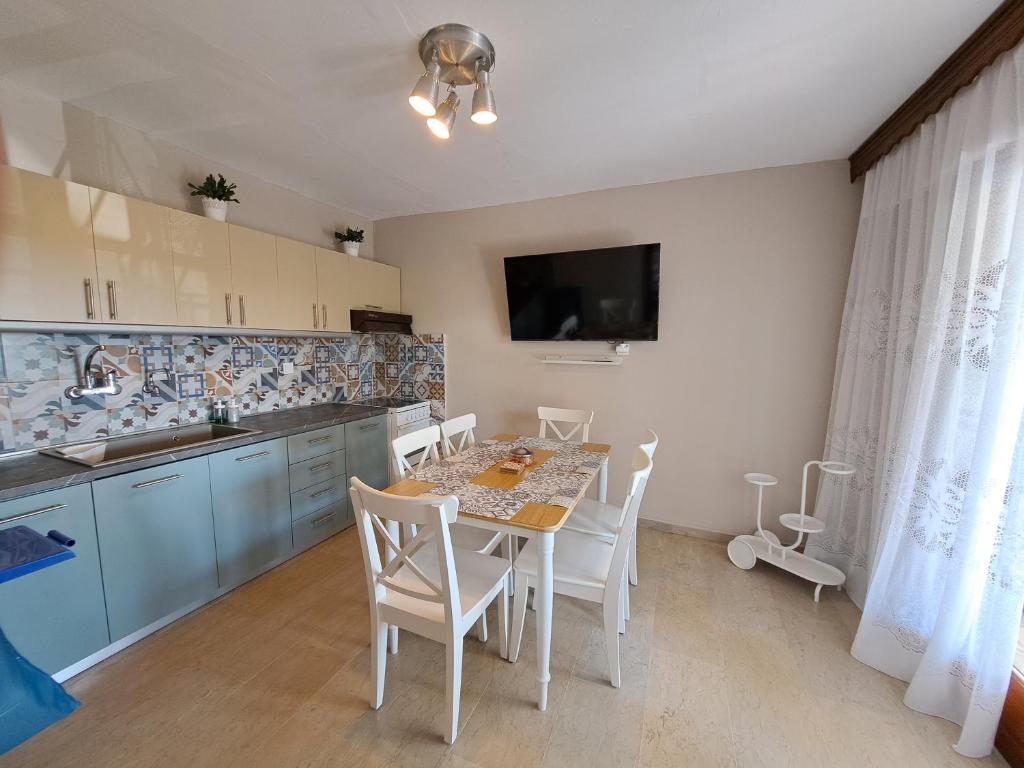 Kuchyň nebo kuchyňský kout v ubytování CASA Di TRE MARE