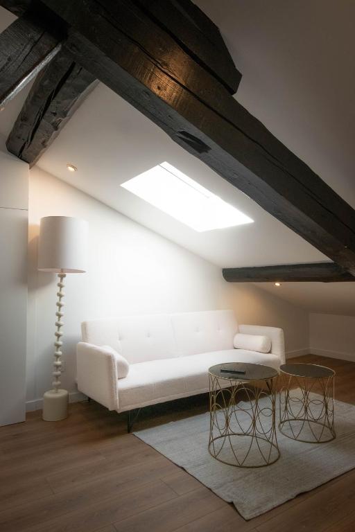 un salon avec un canapé blanc et une table dans l'établissement Barbera Casa Maja - terrasse, à Saint-Étienne