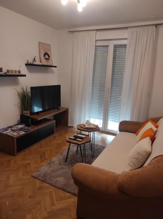 Televízia a/alebo spoločenská miestnosť v ubytovaní Dea